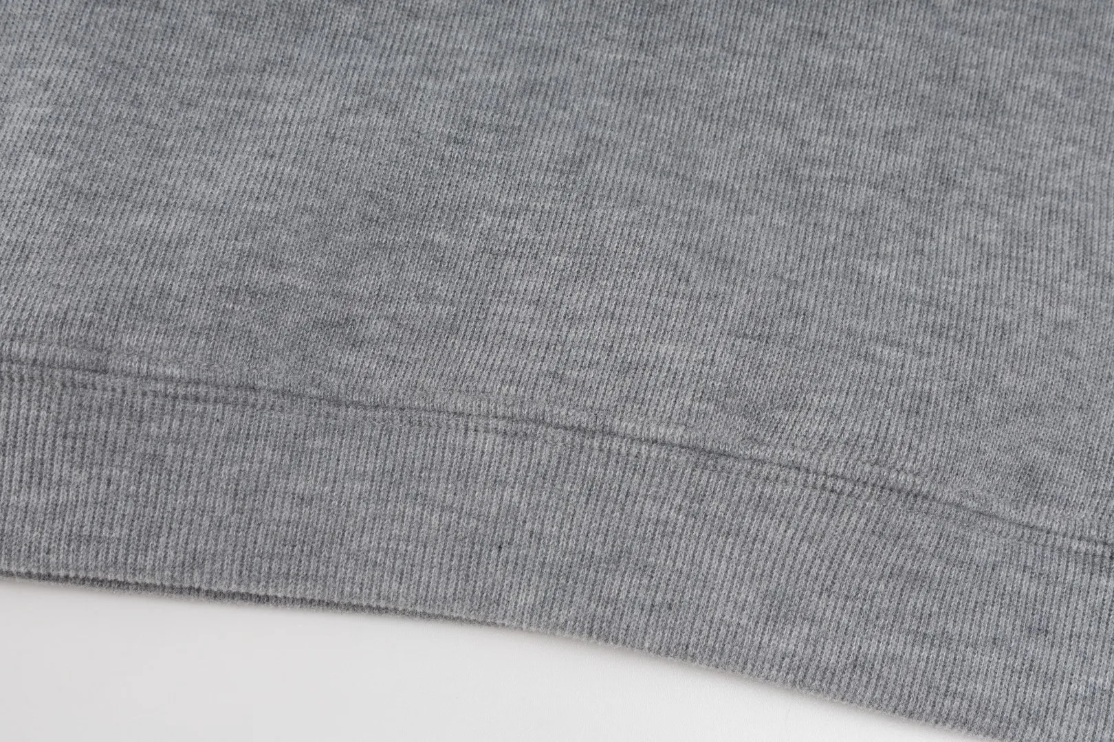 P230 #R97 Ralph lauren twelve-color embroidered pony logo half-zip high-neck long-sleeved knitted sweatshirt. The same style for men and women. The new half-zip sweatshirt for couples to wear in autumn is here! This kind of sweatshirt is really popular this year, even more popular than the hooded sweatshirt. Open the zipper and it can be used as a large lapel, which makes it more fashionable. The color of the classic design of the little war horse on the chest is matched with the embroidery. The simple zipper design echoes the brand logo, so you don’t need to match too much. The sweater version is loose enough! The fabric is custom-woven and dyed 100 cotton. 320g high gram weight 100% cotton knitted cotton with a certain thickness. The fabric is soft and comfortable, and the three-dimensional fabric is full of texture. The stitching is three needles and five threads, which is beautiful and strong. The pattern is also good. Although it is loose, it does not look bulky! - It is not a popular color scheme on the street. The color is pure and highly recommended. The upper body has a particularly high rate of turning heads. Loose style. Big drop shoulder OS style. Same style for men and women. Couple wear. Versatile and practical! Color: Gray, navy, khaki, green label, oatmeal brown label, apricot, black, army green, burgundy, pink, dark gray, light blue, white. Size: S M L XL Length: 70/72/74/76 Bust: 53.5/55.5/57.5/58.5 Shoulder width: 44/45/46/47 Sleeve length: 61/62/63/64
